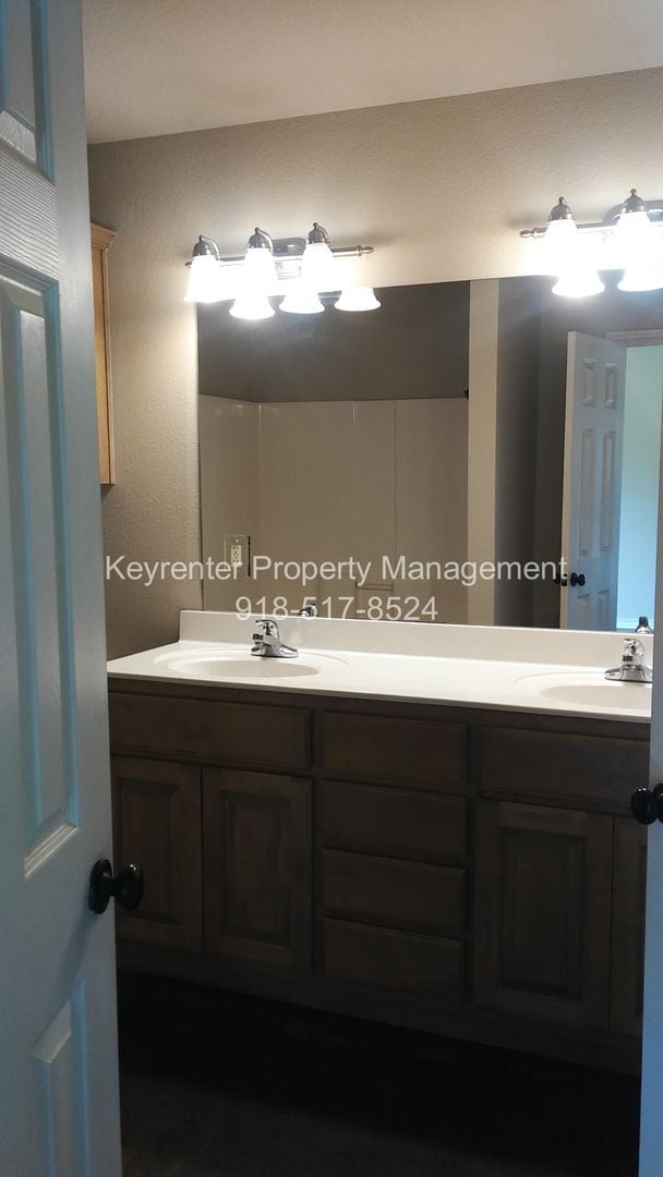 Building Photo - Claremore | 3 Bed | 2 Bath | Large Backyard