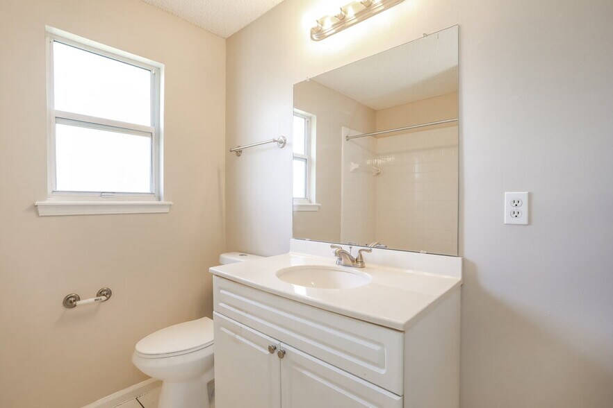 Building Photo - 2011 Cardiff Ln