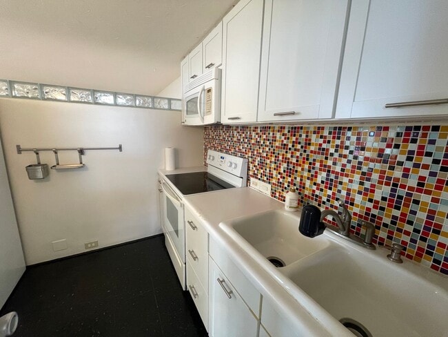 Building Photo - 1 Bedroom/1Bathroom/1Parking Unit Available Soon in Century Park Plaza!