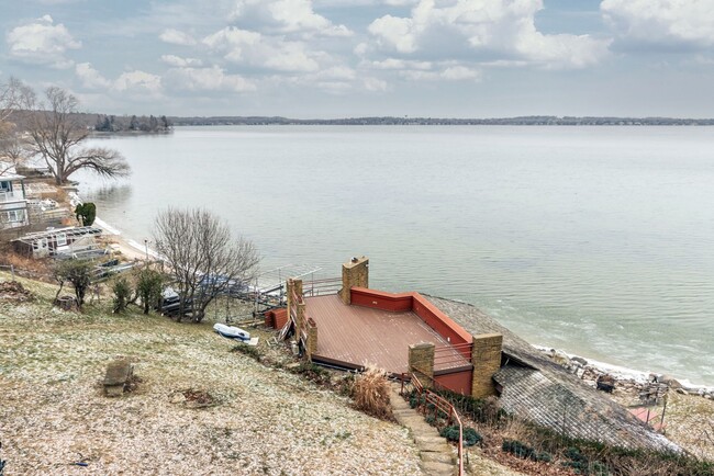 Building Photo - Lake Mendota Dream Home in Desirable Sprin...