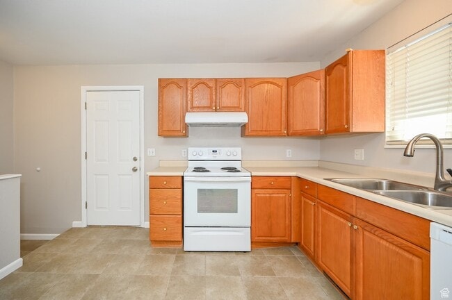 Building Photo - 916 Vics Rd