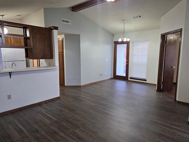 Building Photo - 2122 Meench Dr