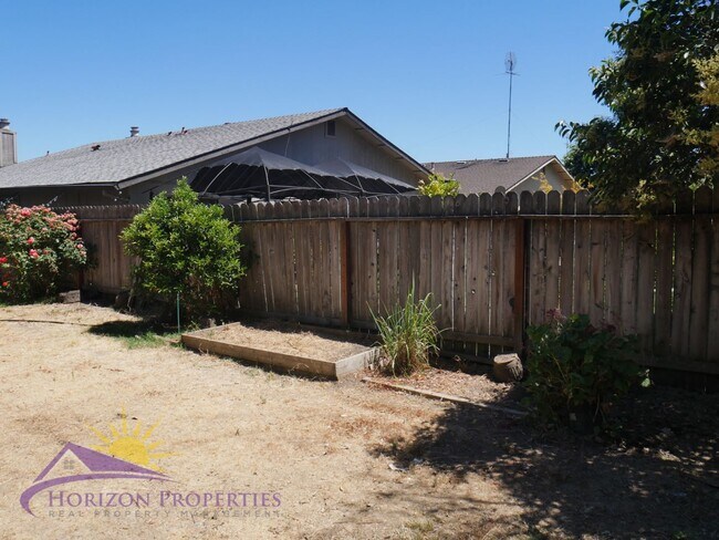 Building Photo - 6826/6828 Klingon Ct