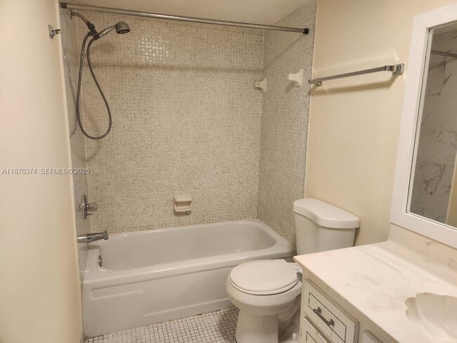 Building Photo - 220 Lakeview Dr