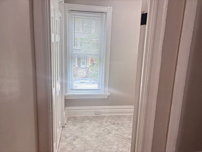 Building Photo - 4 Bedroom, 2 Full Baths Harrisburg House f...
