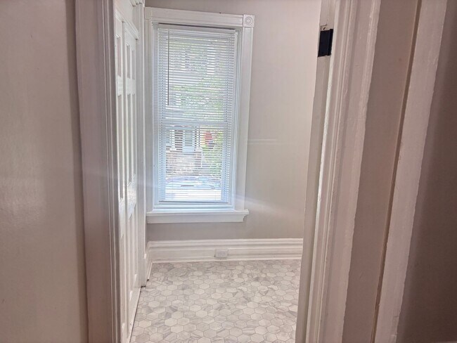 Building Photo - 4 Bedroom, 2 Full Baths Harrisburg House for Rent