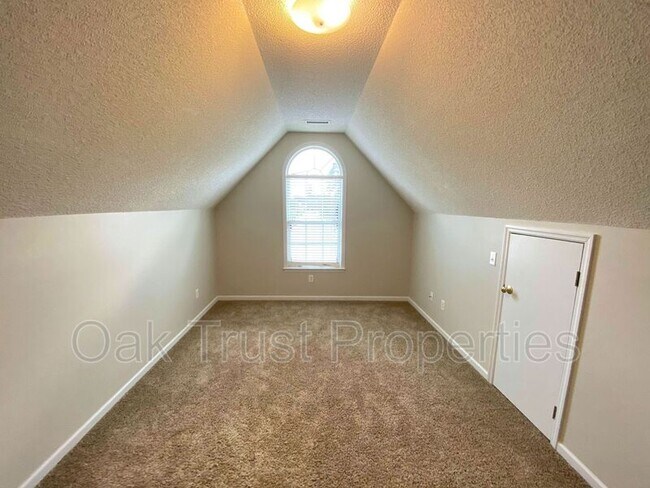 Building Photo - 110 Summer Trace Dr