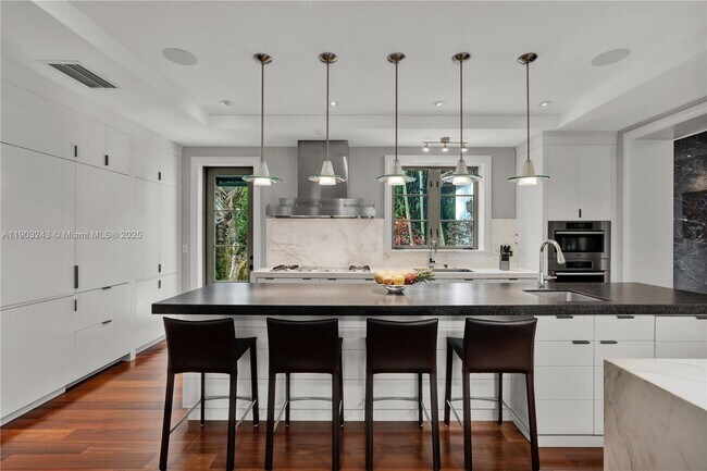 Building Photo - 932 Escobar Ave