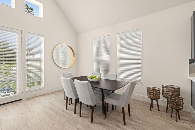 Building Photo - 1042 Homer St