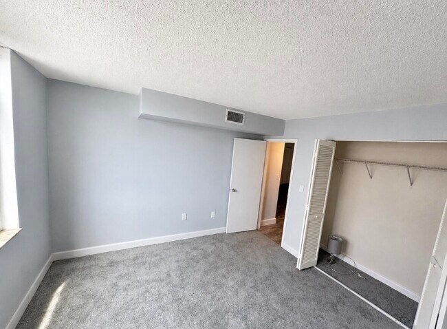 Building Photo - 1250 NE 125th St