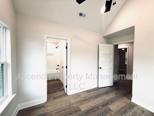 Building Photo - 1614 E 49th St