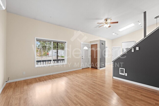 Building Photo - Updated 3 Bed 2 Bath Home With Brand New 2...