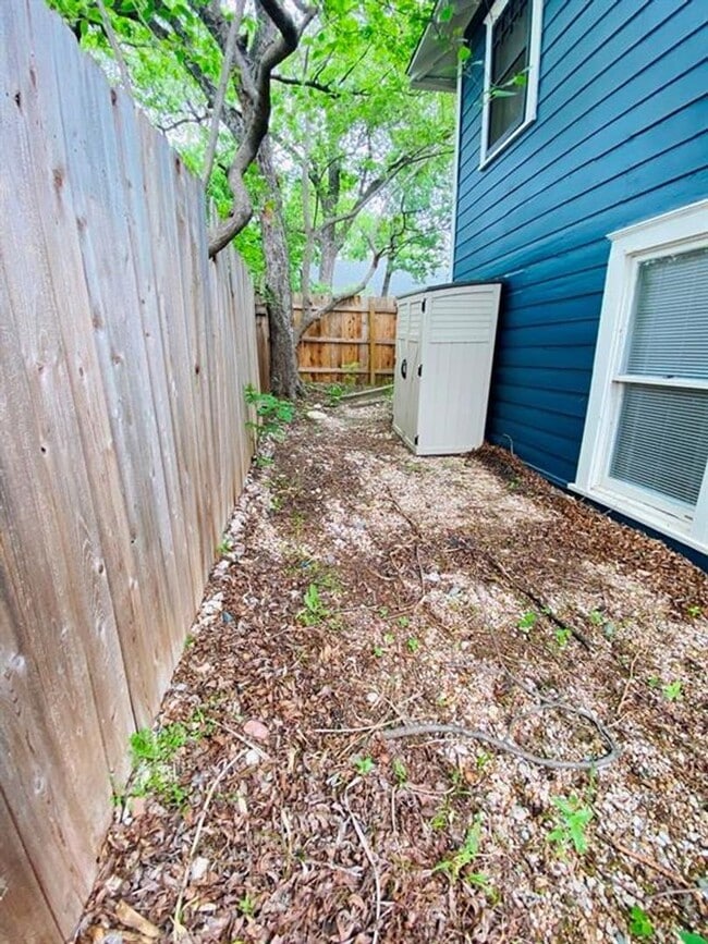 Building Photo - 2102 Brackenridge St