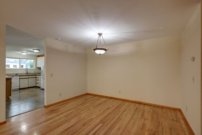 Building Photo - Beautifully Refinished 4BR 2BA Home on Lar...