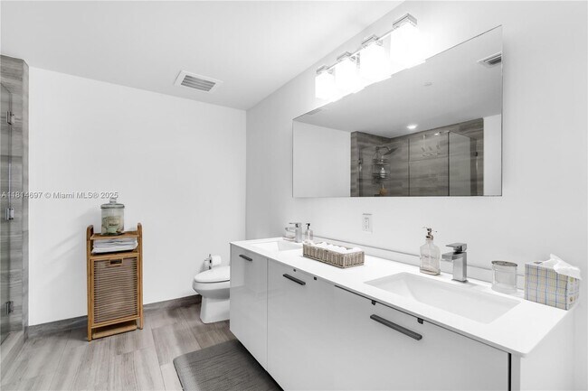 Building Photo - 1300 Brickell Bay Dr