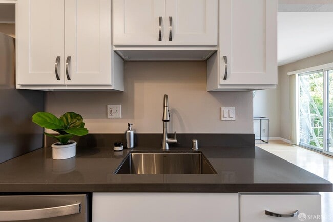 Building Photo - 65 Hermann St