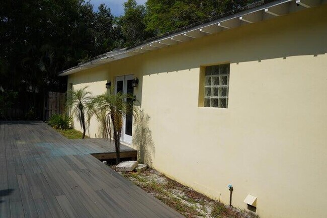 Building Photo - 5215 N Flagler Dr