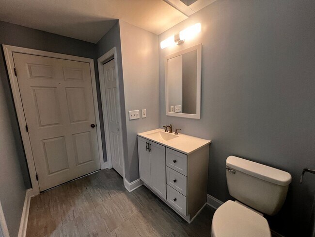 Building Photo - 2185 River Rd