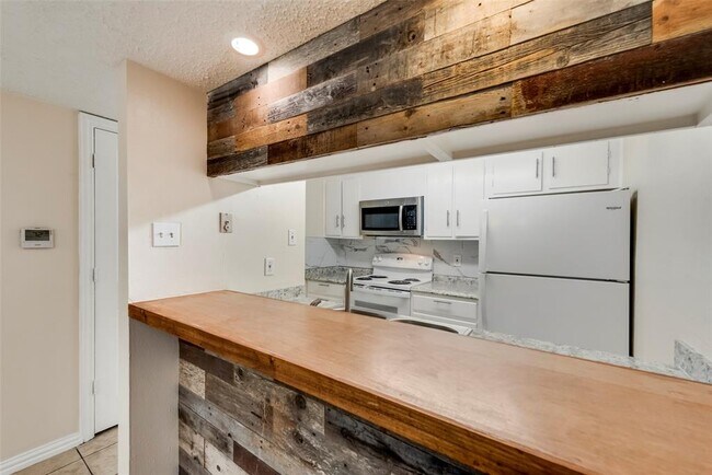 Building Photo - 3121 Park Ln