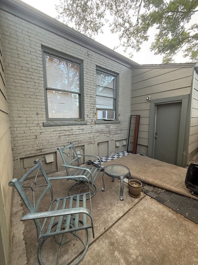 Building Photo - Gorgeously Classic 2 Bed/1 Bath in Whittier/City Park! AVAILABLE NOW!
