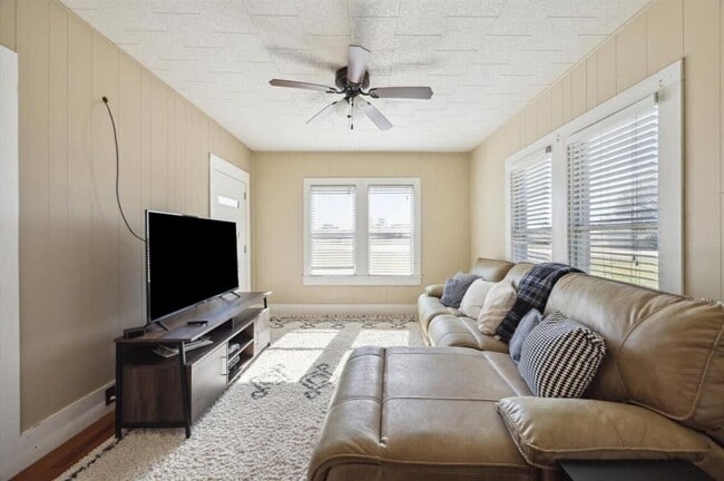 Building Photo - 1317 Columbus Rd