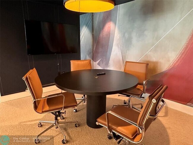 Building Photo - 1010 Seminole Dr