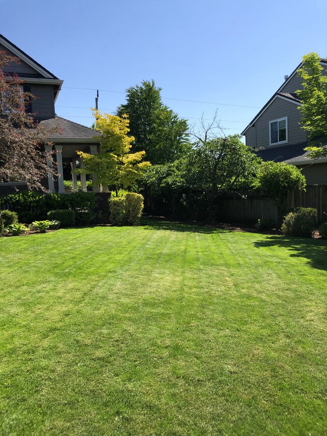Building Photo - 5 Bedrooms and 2.5 Bathrooms with Views of the Rolling Hills of Corvallis Country Club