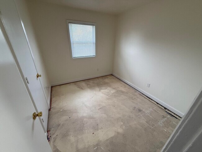 Building Photo - 1504 Thames Dr