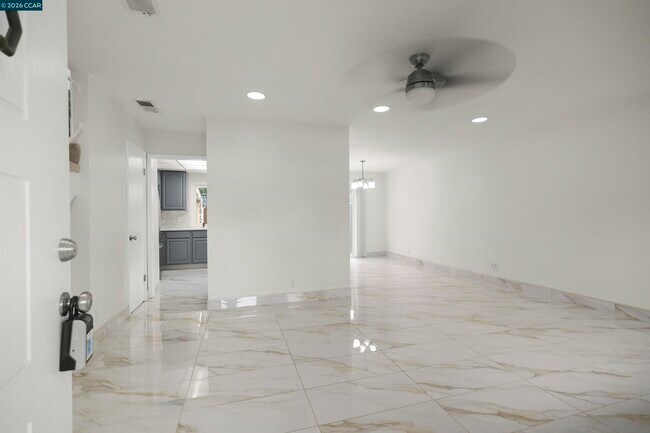 Building Photo - 560 La Copita Ct