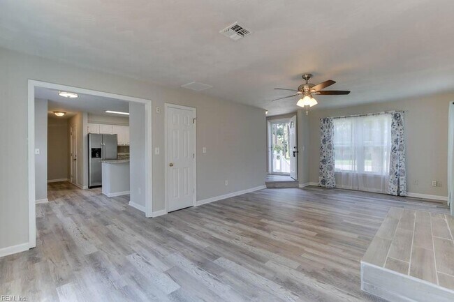 Building Photo - 3800 Sunset Point