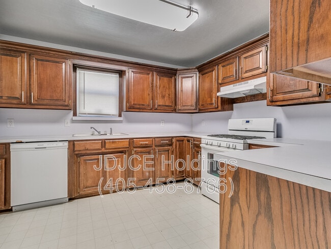 Building Photo - 122 W Marshall Dr