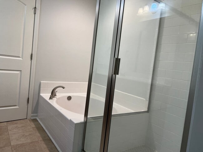 Building Photo - 3/2 Condo in Gated Community near Downtown...