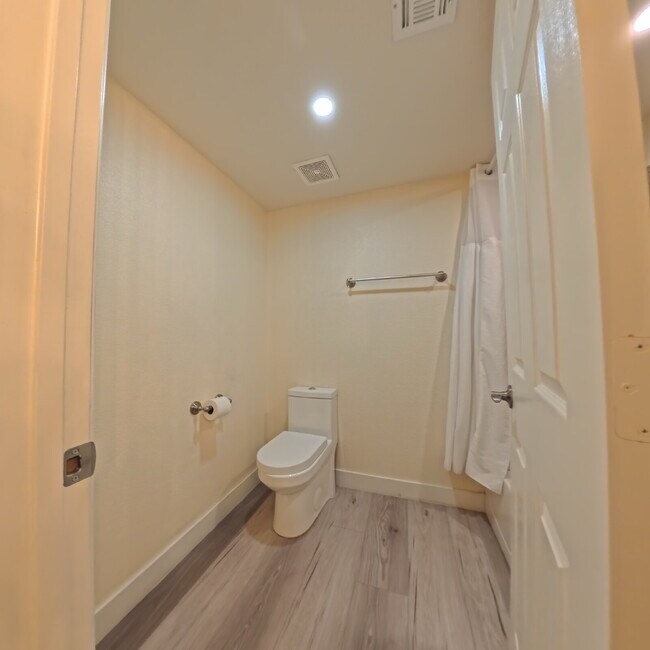 Building Photo - Charming 2nd Floor Unit In Gated Community!