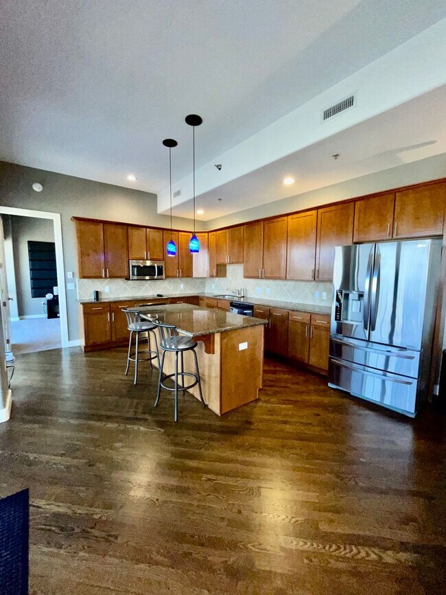 Building Photo - COMING SOON! Stunning 2-Bed, 2-Bath Condo ...