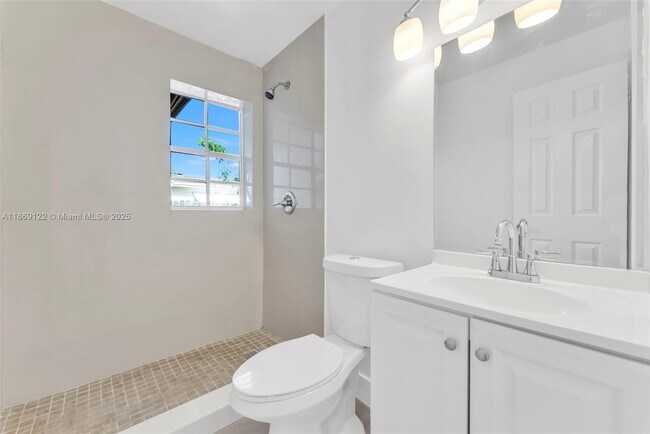 Building Photo - 1131 SW 32nd Ct