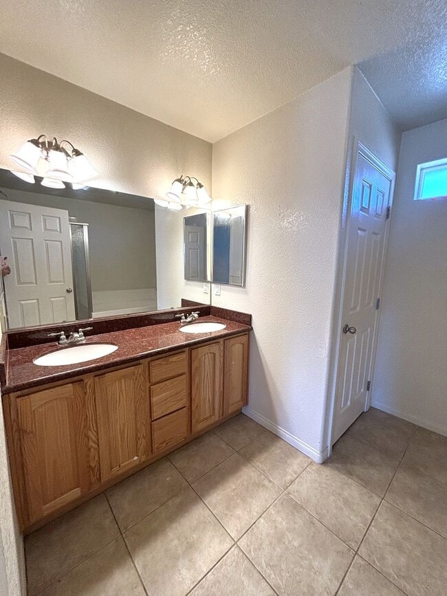 Building Photo - Spacoius Home Available Now!