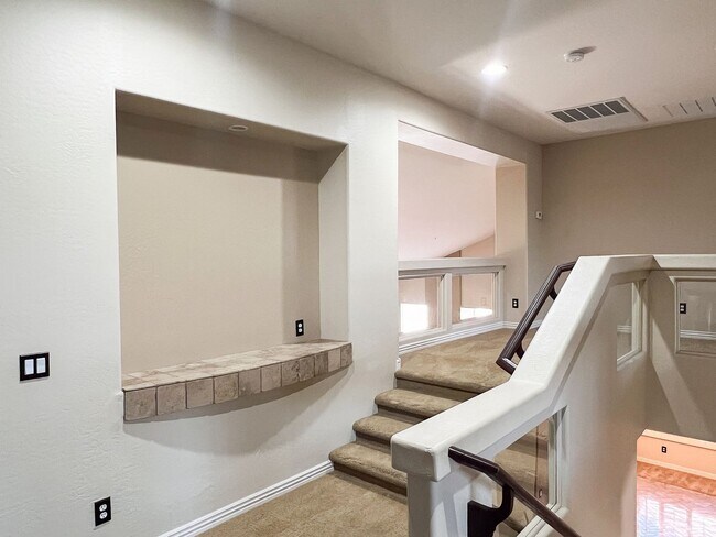 Building Photo - Stunning 5 bed/ 3.5 Bath in Pleasant Valley