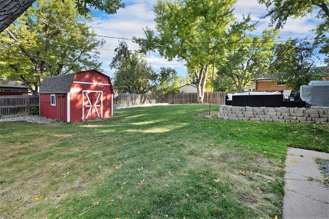 Building Photo - Beautiful home on large lot. Available 5/15