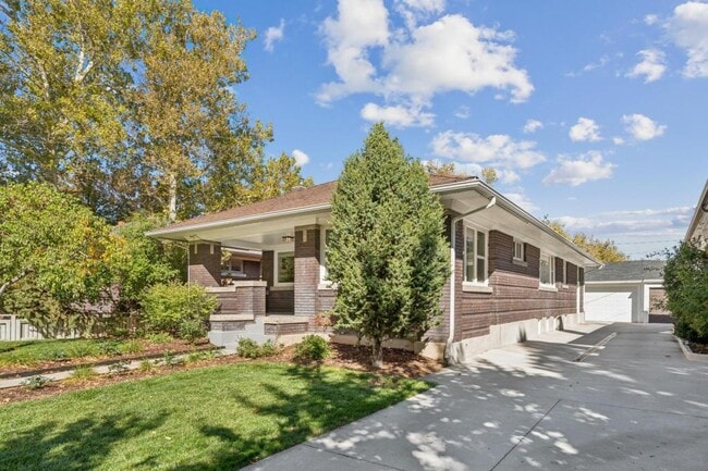 Building Photo - 1041 Yale Ave S