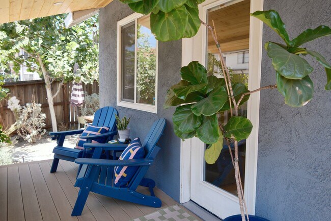 Building Photo - Charming 3bed/2 Bath Private Gated Main House with Vaulted Ceilings, Parking, and Laundry in the ...