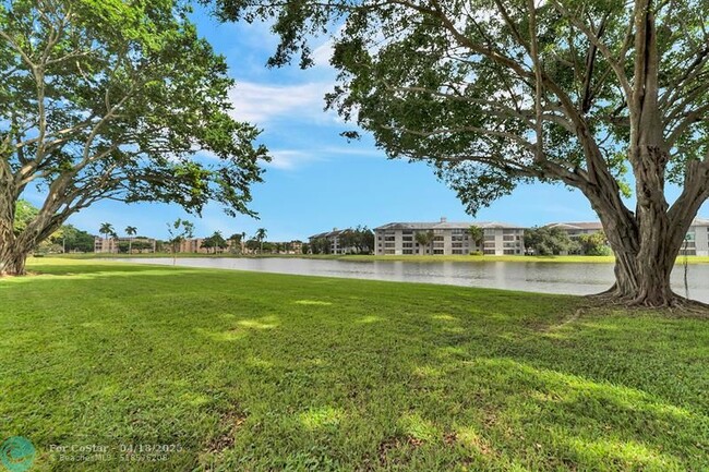 Building Photo - 9430 Poinciana Pl