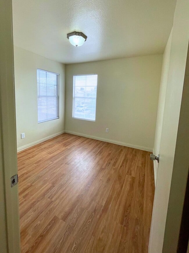 Building Photo - MOVE-IN READY 3BR/2.5BA SINGLE FAMILY HOME IN LAS VEGAS