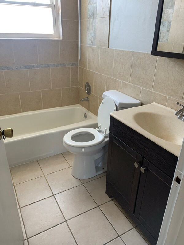 Building Photo - 764 Holiday Ln