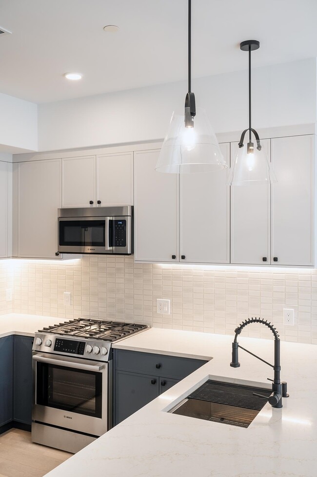 Building Photo - 425 3rd St