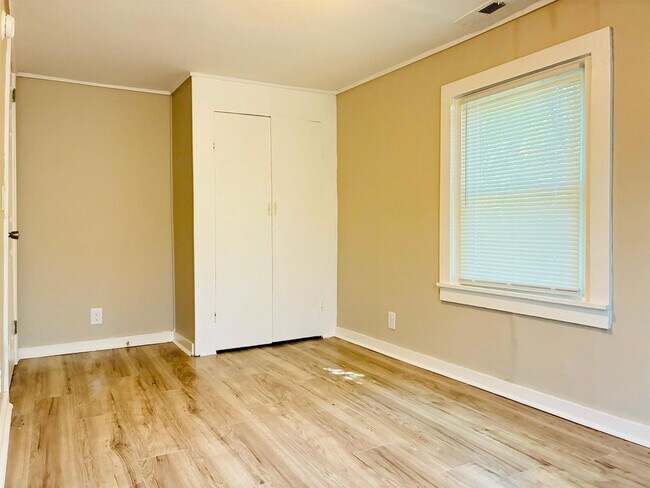 Building Photo - 425 Van Buren St