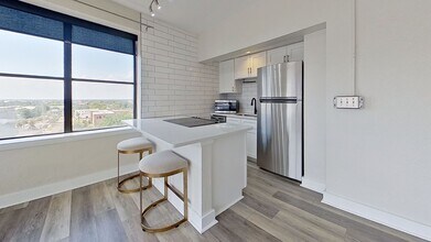 Building Photo - Renovated Unit in an excellent location!!