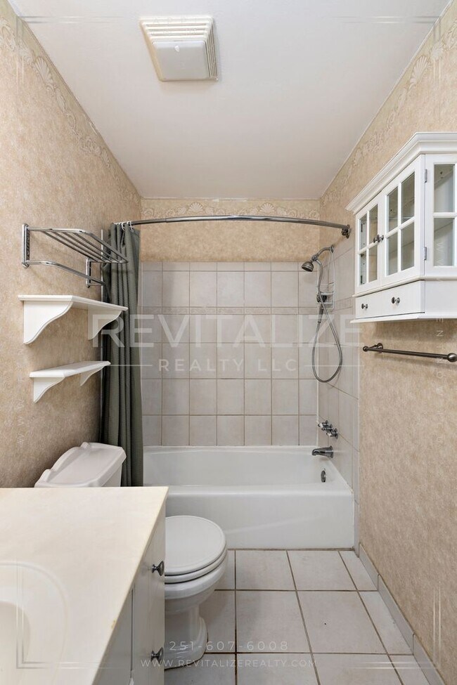 Building Photo - 3/2 Brick Home with Sunroom, Deck, and Car...