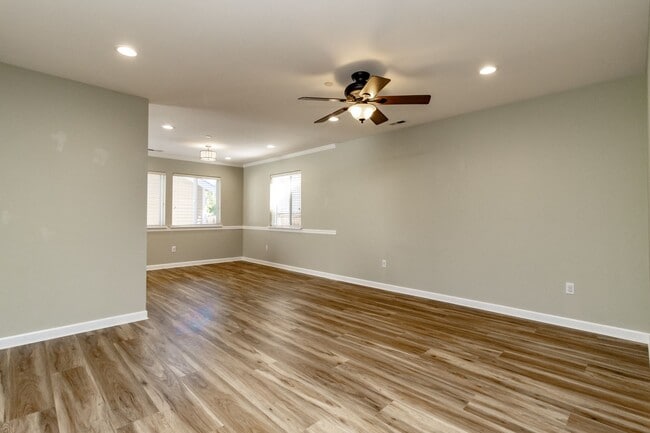 Building Photo - 3 bedroom, 2.5 bath DuPont home featuring AC!