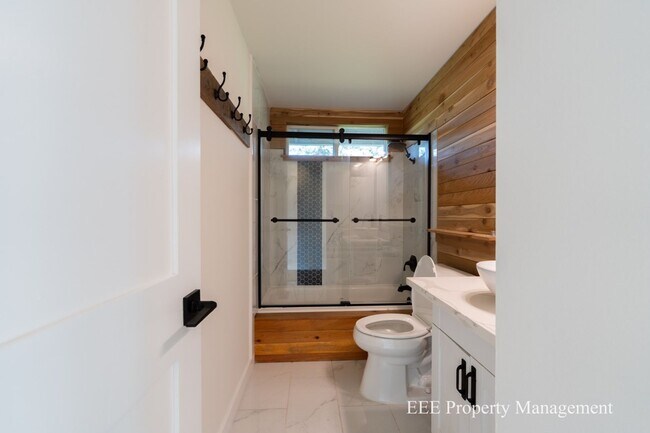 Building Photo - Cozy Redmond Rambler ready for move in NOW