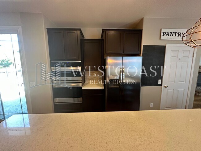 Building Photo - Bright & Spacious 4-Bed Townhome in Prime ...